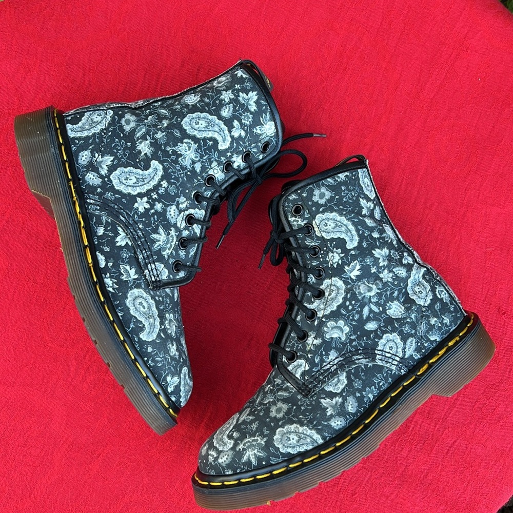 🏴󠁧󠁢󠁥󠁮󠁧󠁿 Dr. Martens England Blue Paisley Bandana Floral Boots UK 4